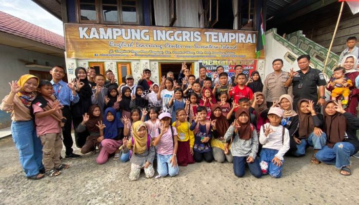 Kunjungi Kampung Inggris, Ketum IWO Berikan Edukasi