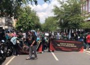 Minta Dialog Selalu Ditolak, Pedagang Teras Malioboro 2 Demo Blokade Jalan Malioboro