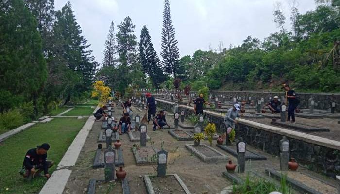 Dopper Shooting Club Bersih-Bersih Makam Pahlawan TMP 45