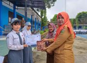 Rajin Membaca Buku Di Perpustakaan Siswa SMAN 4 OKU Diberikan Penghargaan